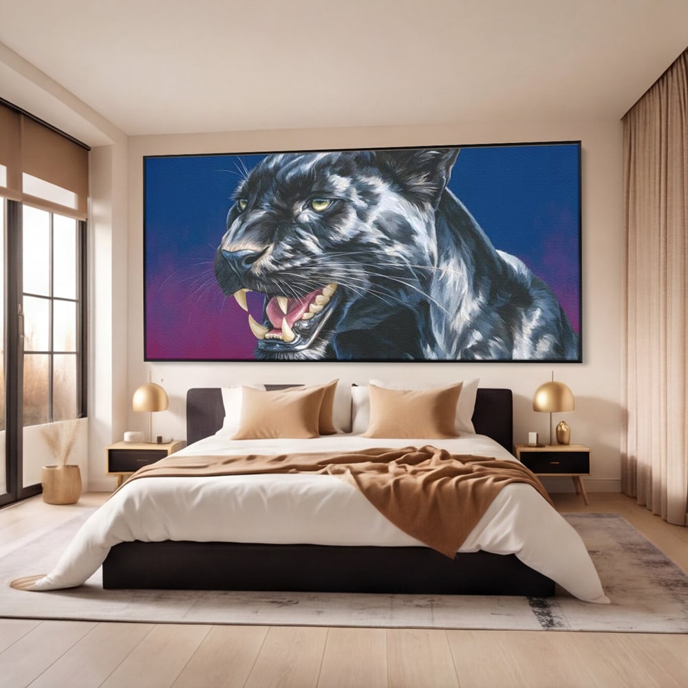 Tablou canvas cu tablou canvas cu pantera neagra, in rama de aluminiu negru, pe perete intr-un dormitor